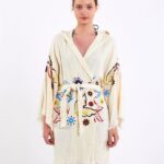 كيمونو قصير بقلنسوة على شكل فراشة