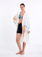 صوفية قصيرة بقلنسوة من الريش