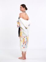 صوفية قصيرة بقلنسوة من الريش