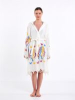 صوفية قصيرة بقلنسوة من الريش