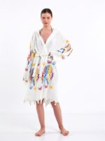 صوفية قصيرة بقلنسوة من الريش