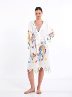 صوفية قصيرة بقلنسوة من الريش