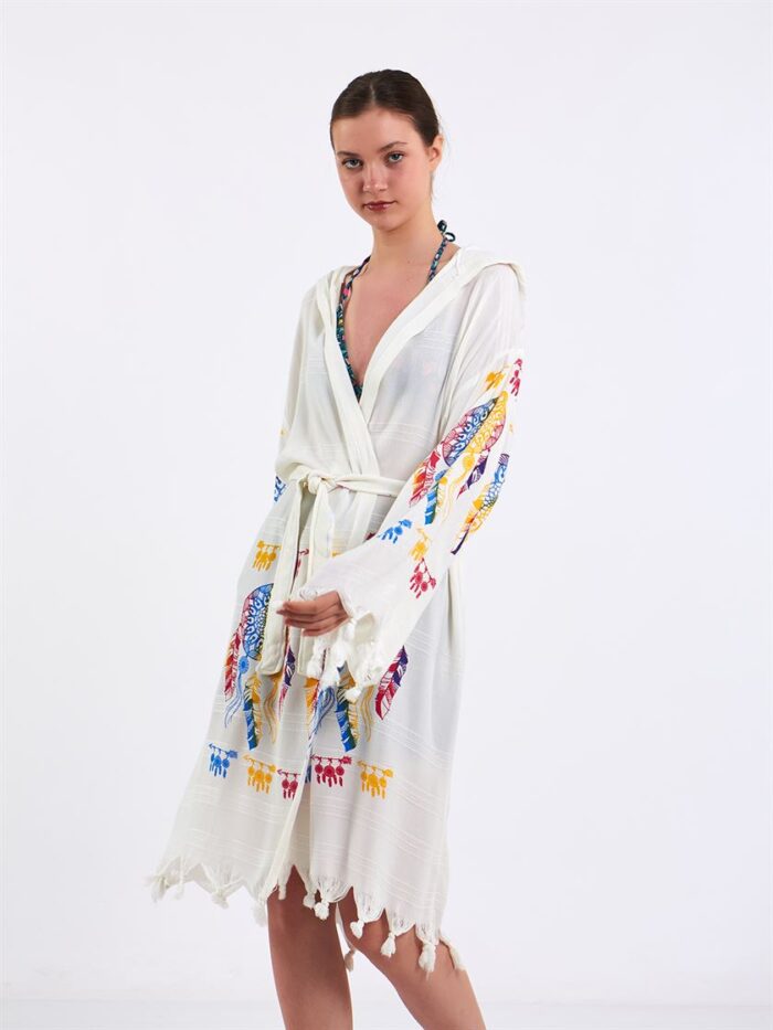 صوفية قصيرة بقلنسوة من الريش صوفية قصيرة بقلنسوة من الريش