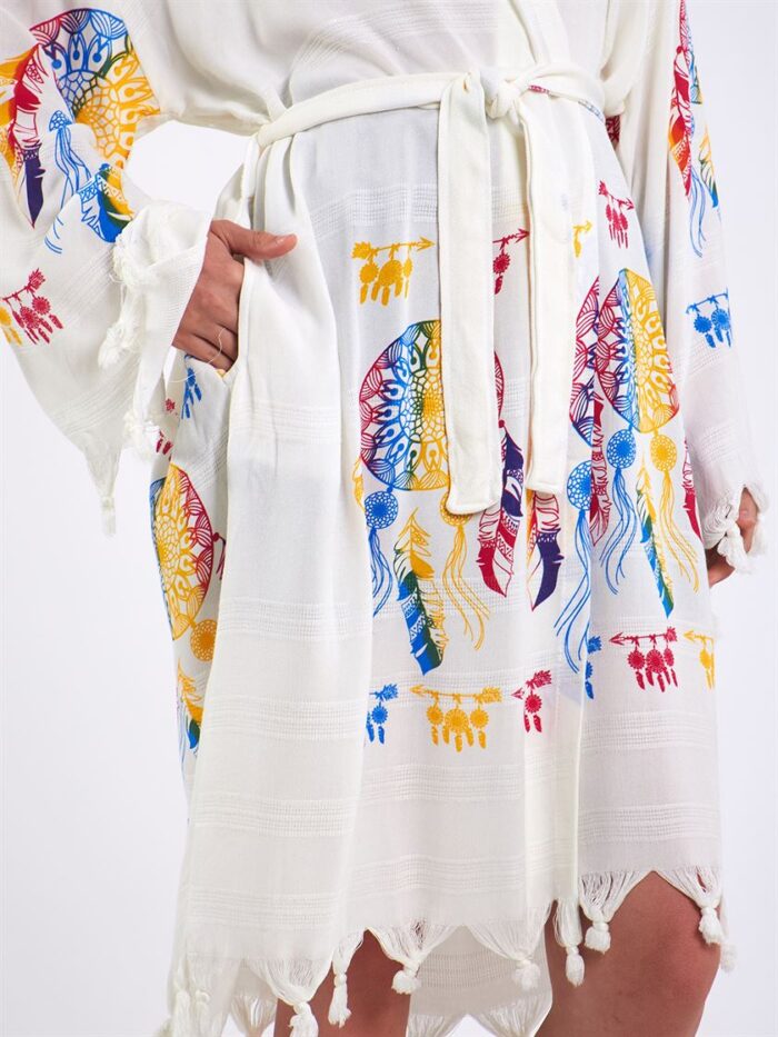 صوفية قصيرة بقلنسوة من الريش صوفية قصيرة بقلنسوة من الريش