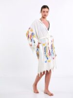 صوفية قصيرة بقلنسوة من الريش