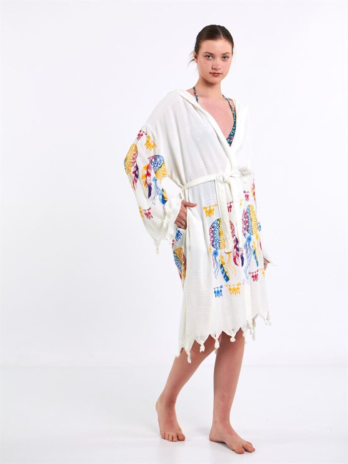 صوفية قصيرة بقلنسوة من الريش صوفية قصيرة بقلنسوة من الريش