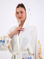 صوفية قصيرة بقلنسوة من الريش