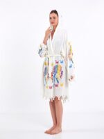 صوفية قصيرة بقلنسوة من الريش