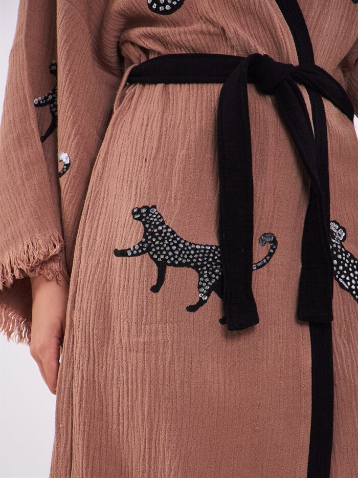 Leopard Kurzer Kimono mit Gürtel Rose Dry Leopard Kurzer Kimono mit Gürtel Rose Dry