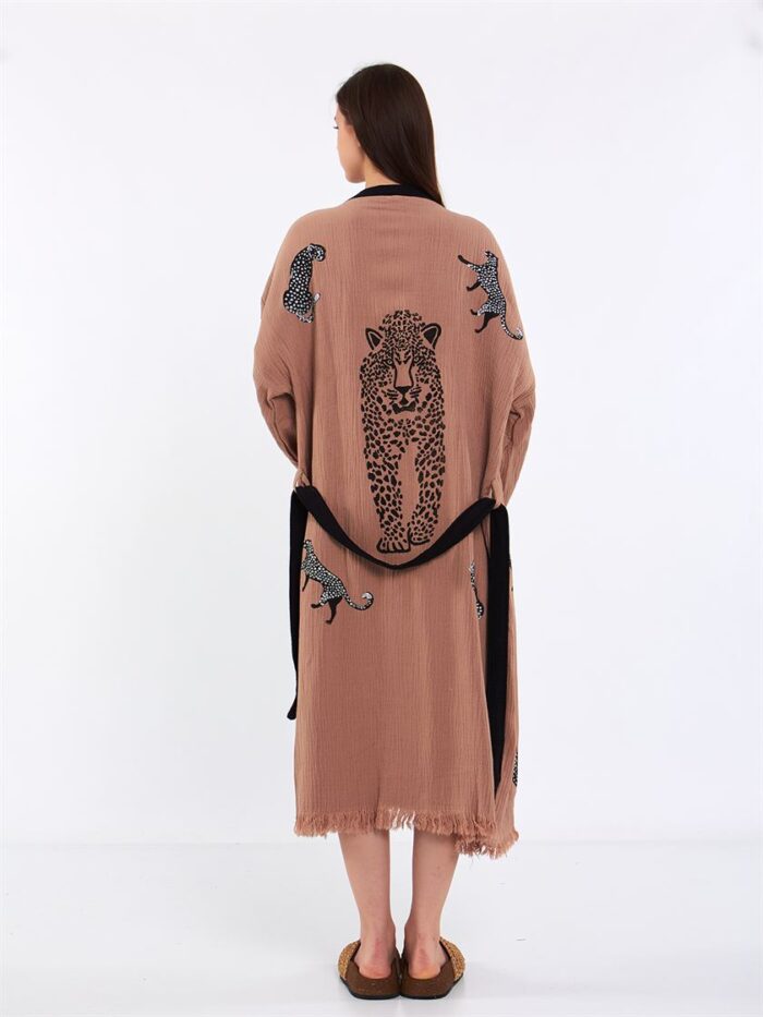 Leopard Kurzer Kimono mit Gürtel Rose Dry Leopard Kurzer Kimono mit Gürtel Rose Dry