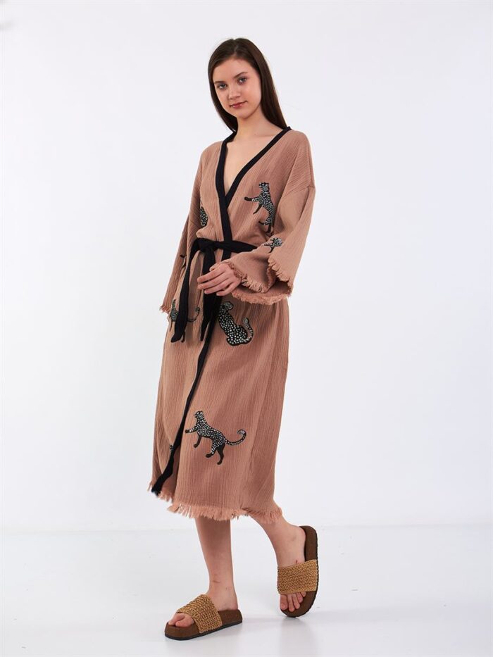 Leopard Kurzer Kimono mit Gürtel Rose Dry Leopard Kurzer Kimono mit Gürtel Rose Dry