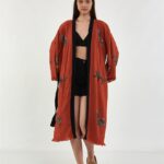 Kurzer Kimono mit Leopardengürtel und Fliese