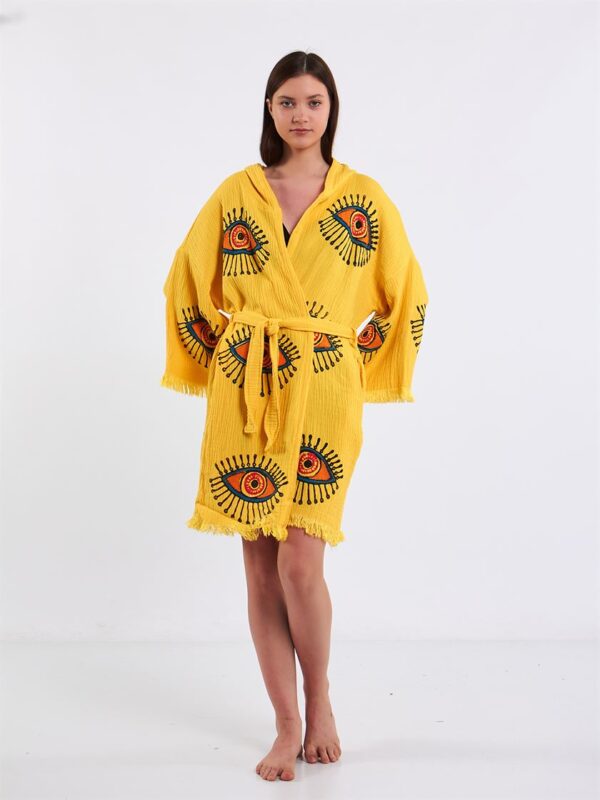 Orangefarbene Augen Gelber Kimono