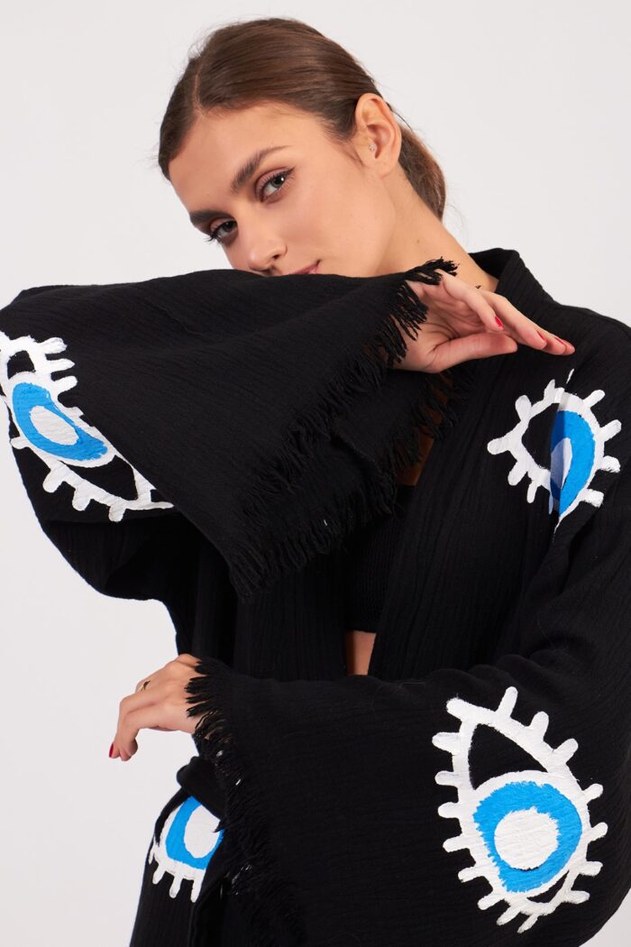 augengemusterter-rass-bedruckter-baumwoll-musselin-kimono-schwarz Göz Desenli Taş Baskılı Pamuklu Müslin Kimono Siyah – Bild 7