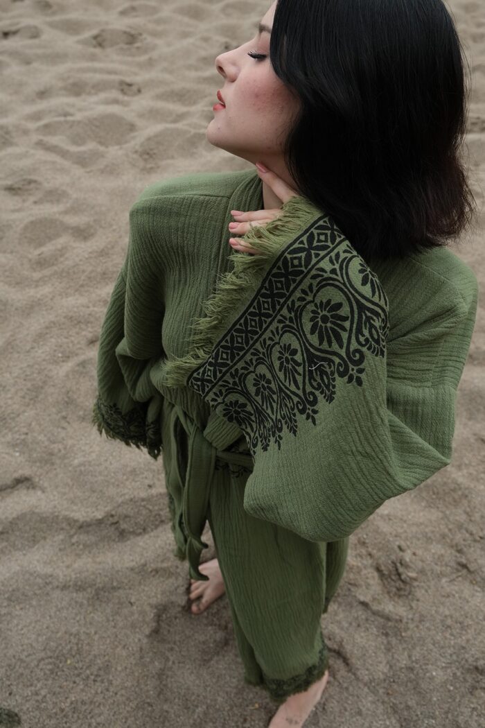 كيمونو قطن موسلين هندي مطبوع بالحجر مطبوع عليه باللون الأخضر كيمونو قطن موسلين هندي مطبوع بالحجر مطبوع عليه باللون الأخضر