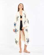 كيمونو أزرق حنين العين الأزرق