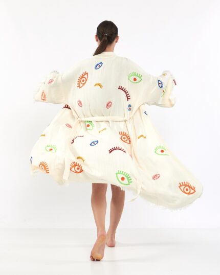 Bunter Kimono mit kleinen Augen