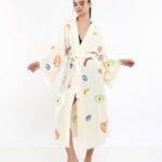 Bunter Kimono mit kleinen Augen