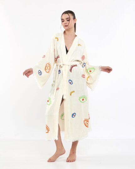 Bunter Kimono mit kleinen Augen