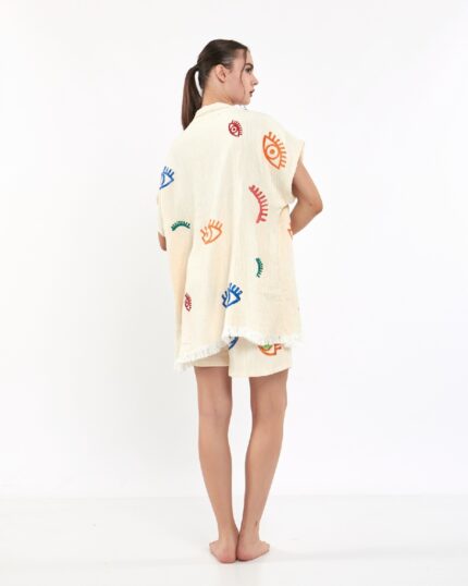 Bunter Kimono mit kleinen Augen und Shorts