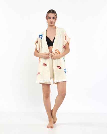 Bunter Kimono mit kleinen Augen und Shorts