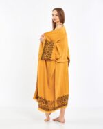 Indisch gemusterter senfgelber Kimono