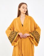 Indisch gemusterter senfgelber Kimono