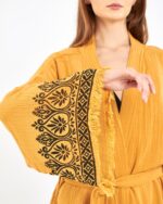 Indisch gemusterter senfgelber Kimono