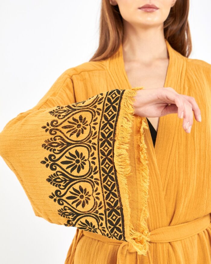 Indisch gemusterter senfgelber Kimono