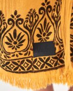 Indisch gemusterter senfgelber Kimono