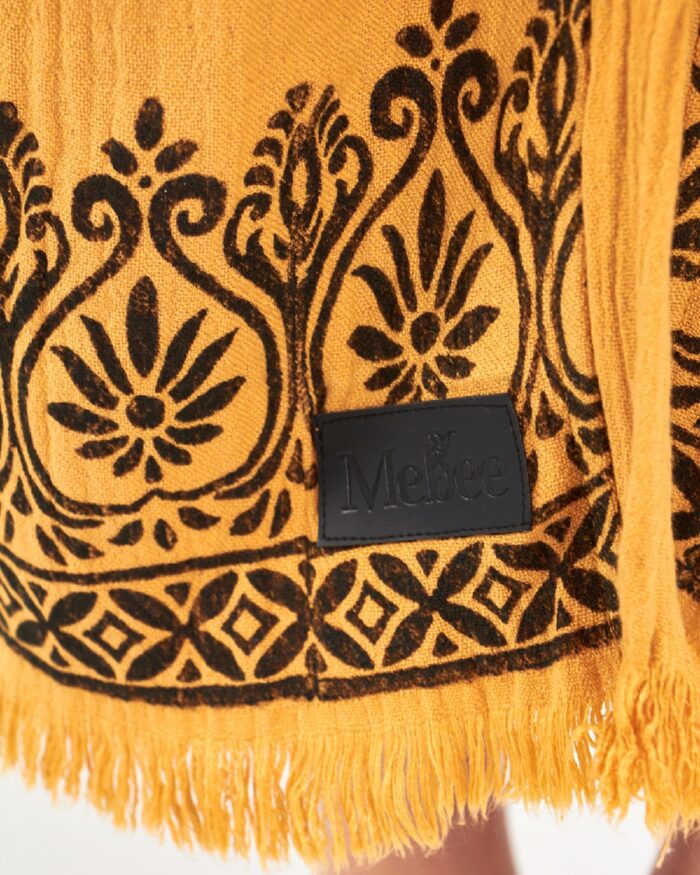 Indisch gemusterter senfgelber Kimono