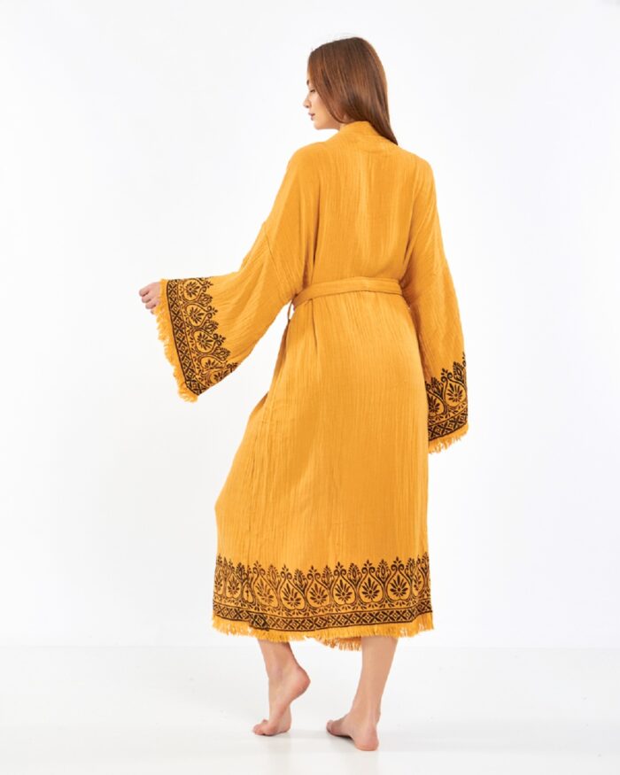 Indisch gemusterter senfgelber Kimono