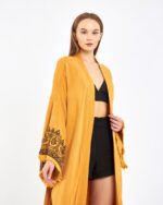 Indisch gemusterter senfgelber Kimono