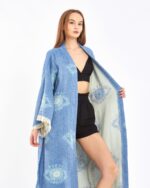 Blauer Kimono mit Jacquard-Augen