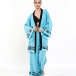 Lotusauge Blauer Anzug