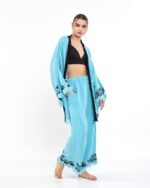 Lotusauge Blauer Anzug
