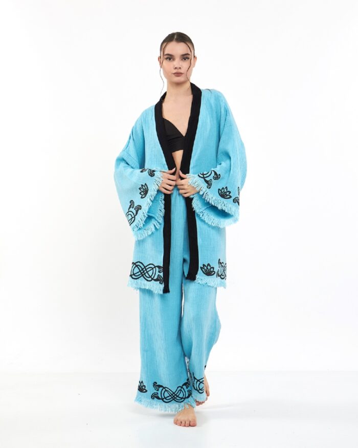 Lotusauge Blauer Anzug