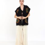 Schwarze Musselinweste mit Mandala-Hose