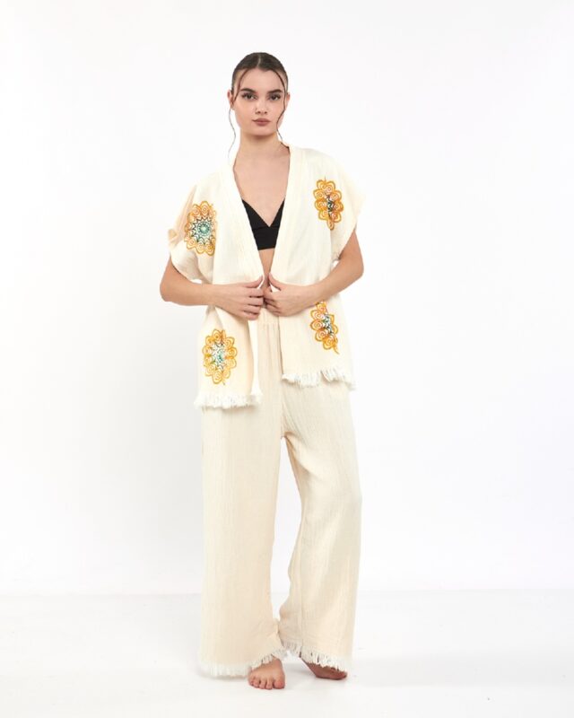 Müslin Kimono: rahatlığı ve şıklığı MeBee ile bir arada sunan trend parça. 3 Mandala Sarı Pantolonlu Müslin Yelek