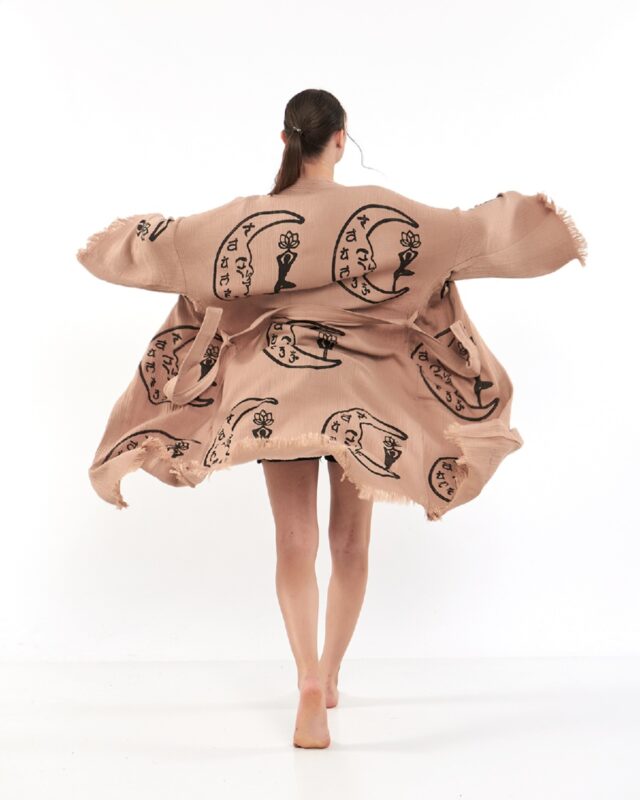 Muslin Kimono: a trendy piece that combines comfort and elegance with MeBee. 2 Moon Woman Rose Dried