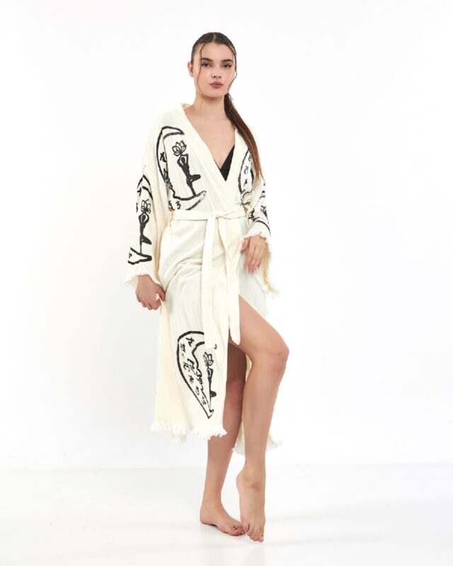 Müslin Kimono: rahatlığı ve şıklığı MeBee ile bir arada sunan trend parça. 3 Moon Woman Kimono