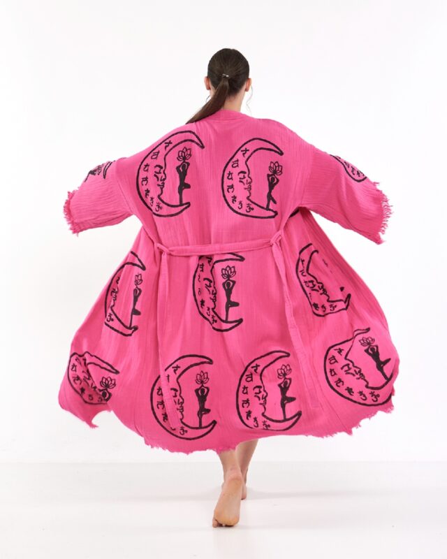 Muslin Kimono: a trendy piece that combines comfort and elegance with MeBee. 2 Moon Woman Pink Kimono