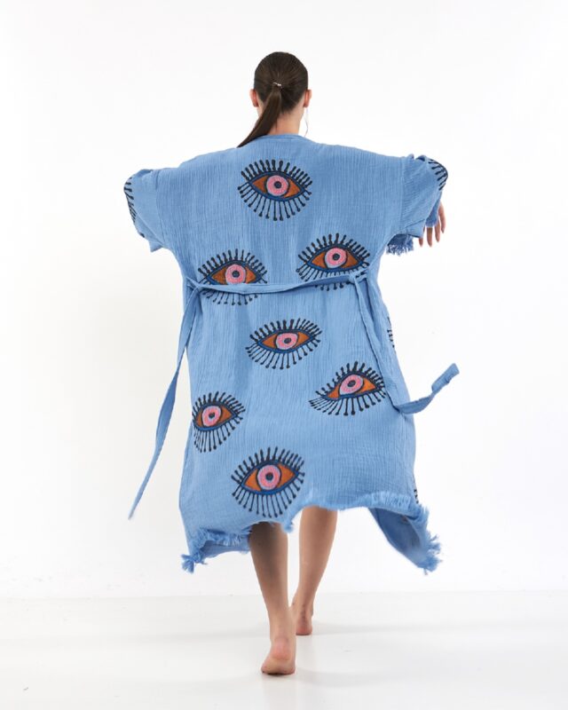 كيمونو برتقالي اللون أزرق العينين