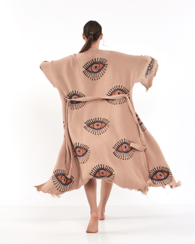 Muslin Kimono: a trendy piece that combines comfort and elegance with MeBee. 6 Orange Eye Rose Dried Kimono