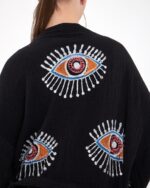 كيمونو برتقالي اللون أسود العينين