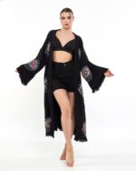 كيمونو برتقالي اللون أسود العينين