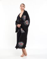 كيمونو برتقالي اللون أسود العينين