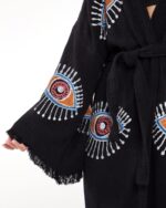 كيمونو برتقالي اللون أسود العينين