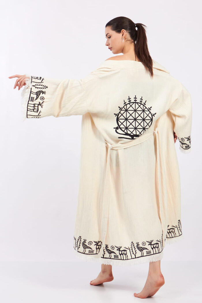 Hethitisch gemusterter Stein bedruckter Baumwoll-Musselin-Kimono Hethitisch gemusterter Stein bedruckter Baumwoll-Musselin-Kimono
